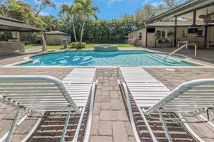 1437 Country Club Rd N Road N, Saint Petersburg, FL 33710 - Photo 10