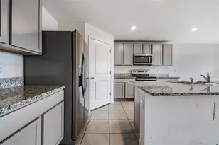 37214 Angel Wings Ave, Zephyrhills, FL 33541 - Photo 32