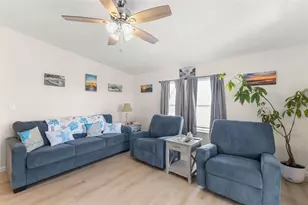 7106 Mt Essex Dr NE, Saint Petersburg, FL 33702 - Photo 4