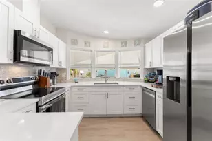 7106 Mt Essex Dr NE, Saint Petersburg, FL 33702 - Photo 10