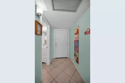 9940 47th Avenue N #105, Saint Petersburg, FL 33708 - Photo 4