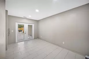 9465 Forest Hills Cir, Tampa, FL 33612 - Photo 16