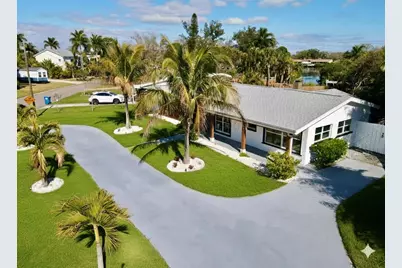 1500 Carson Circle NE, Saint Petersburg, FL 33703 - Photo 2
