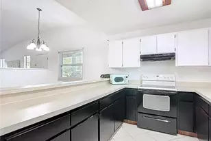 10121 Lake Oak Cir, Tampa, FL 33624 - Photo 6