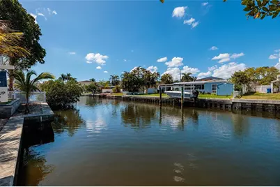 9046 Treasure Lane NE, Saint Petersburg, FL 33702 - Photo 6