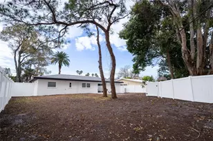 11071 Navajo Dr, Saint Petersburg, FL 33708 - Photo 28