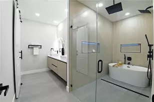 2714 W 1/2 Tampa Bay Blvd, Tampa, FL 33607 - Photo 2