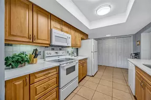 1011 Meadowcrest Dr, Valrico, FL 33594 - Photo 6