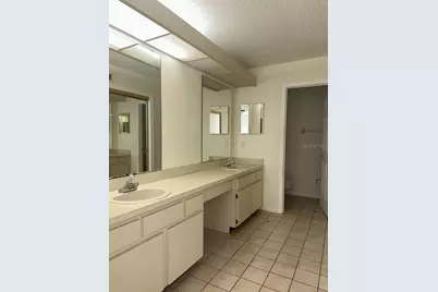 15206 W Pond Woods Drive, Tampa, FL 33618 - Photo 14