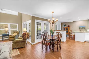 812 Amelia Ct NE, Saint Petersburg, FL 33702 - Photo 2