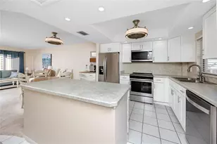 4650 Cove Cir, Saint Petersburg, FL 33708 - Photo 10