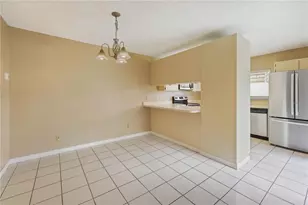 15202 W Pond Woods Dr, Tampa, FL 33618 - Photo 8