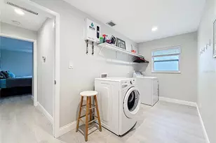 2400 Granada Cir W, Saint Petersburg, FL 33712 - Photo 38