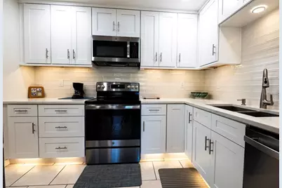 569 Bamboo Drive S, Saint Petersburg, FL 33707 - Photo 10