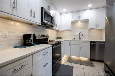 569 Bamboo Drive S, Saint Petersburg, FL 33707 - Photo 8