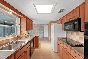 1324 Summerlin Dr, Clearwater, FL 33764 - Photo 10
