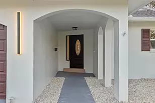 5700 Venetian Blvd NE, Saint Petersburg, FL 33703 - Photo 6
