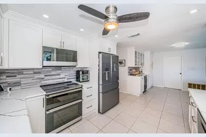 2180 Dolphin Boulevard S, Saint Petersburg, FL 33707 - Photo 16