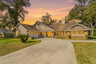 142 Barrington Dr, Brandon, FL 33511 - Photo 1