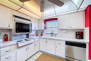 4650 Cove Cir, Saint Petersburg, FL 33708 - Photo 4