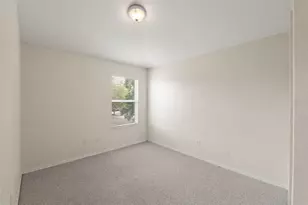 8001 Canterbury Lake Blvd, Tampa, FL 33619 - Photo 14