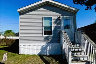 39143 Hillcrest Dr, Zephyrhills, FL 33542 - Photo 2