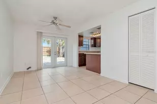 5166 Tennis Ct Cir, Tampa, FL 33617 - Photo 6