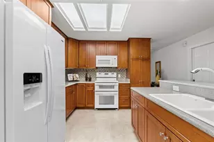 511 Riviera Bay Dr NE, Saint Petersburg, FL 33702 - Photo 10