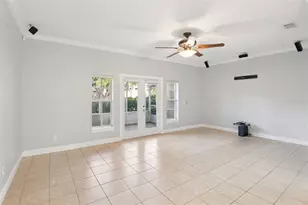 300 Valencia Cir, Saint Petersburg, FL 33716 - Photo 10
