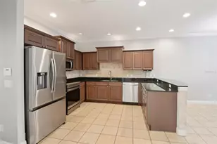300 Valencia Cir, Saint Petersburg, FL 33716 - Photo 14