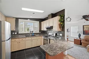 6907 Americana Dr NE, Saint Petersburg, FL 33702 - Photo 6