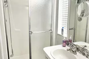 6907 Americana Dr NE, Saint Petersburg, FL 33702 - Photo 14