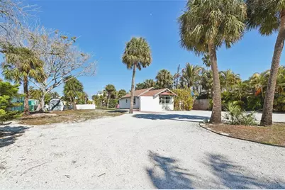 13135 4th Street E, Madeira Beach, FL 33708 - Photo 2