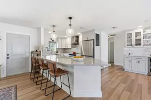 9571 Sun Isle Dr NE, Saint Petersburg, FL 33702 - Photo 8