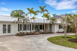 441 Bayshore Dr, Venice, FL 34285 - Photo 2