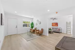 3917 W Pine St, Tampa, FL 33607 - Photo 2