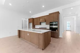 37265 Gunnison Dr, Zephyrhills, FL 33540 - Photo 2