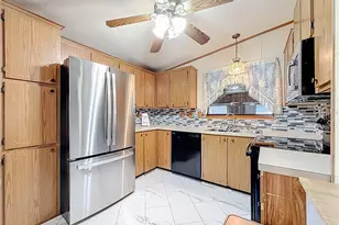 10190 N Lake Dr, Largo, FL 33773 - Photo 8