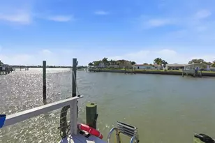 573 Boca Ciega Point Blvd N, Saint Petersburg, FL 33708 - Photo 2