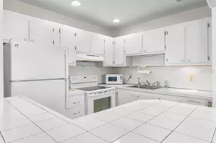 1801 Bedford Ln, Sun City Center, FL 33573 - Photo 2