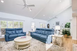 1307 Pelican Creek Crossing, Saint Petersburg, FL 33707 - Photo 18