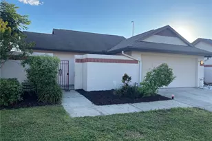 10813 Venice Cir, Tampa, FL 33635 - Photo 2