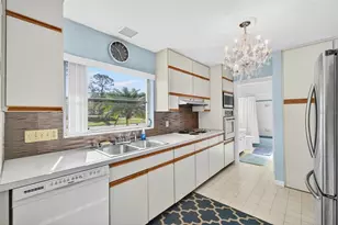 10100 Commodore Dr, Seminole, FL 33776 - Photo 10