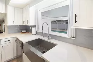 7018 Oakview Cir, Tampa, FL 33634 - Photo 8