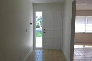 10410 N Ojus Dr, Tampa, FL 33617 - Photo 4
