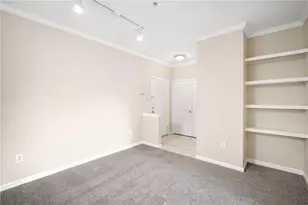 9301 Crescent Loop Cir, Tampa, FL 33619 - Photo 6