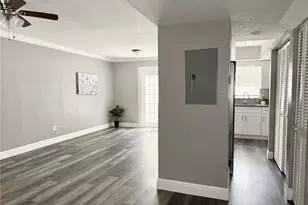 5229 Tennis Ct Cir, Tampa, FL 33617 - Photo 2