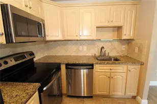 2202 Clubhouse Dr, Sun City Center, FL 33573 - Photo 10