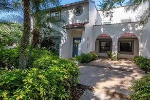 484 Santa Cruz Pl NE, Saint Petersburg, FL 33703 - Photo 1