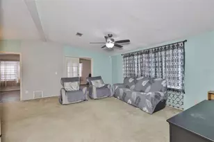 38992 Stapley Cir, Zephyrhills, FL 33540 - Photo 10